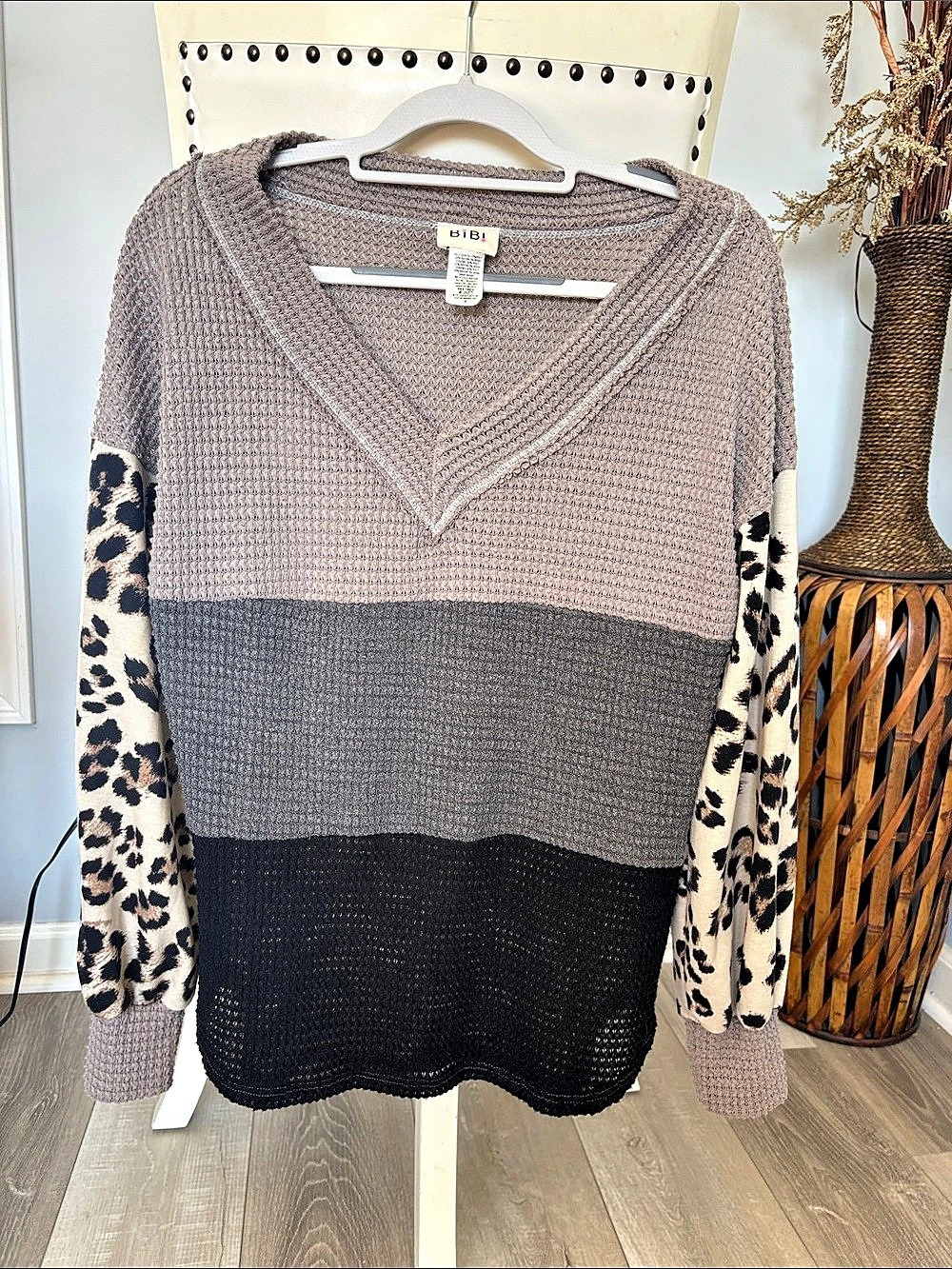 BIBI Popcorn Waffle Color Block Top with Leopard Puff Sleeves V-Neck Color Block